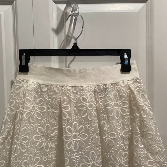 Bebe White Floral Circle Skirt w Back Zip Closure Size Medium - Picture 3 of 8